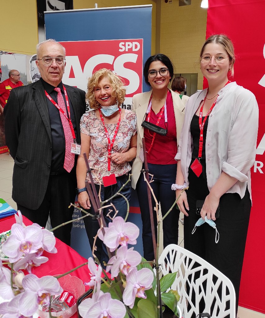 Am AGS-Stand auf dem SPD-RLP-Landesparteitag: AGS-RLP Landesvorstands Mitglieder Karl-Heinz Wedel, Michaela Martin (GF), Manisha Bieber und Lena Werner MdB des Landkreises Bitburg (Eifel-Mosel)