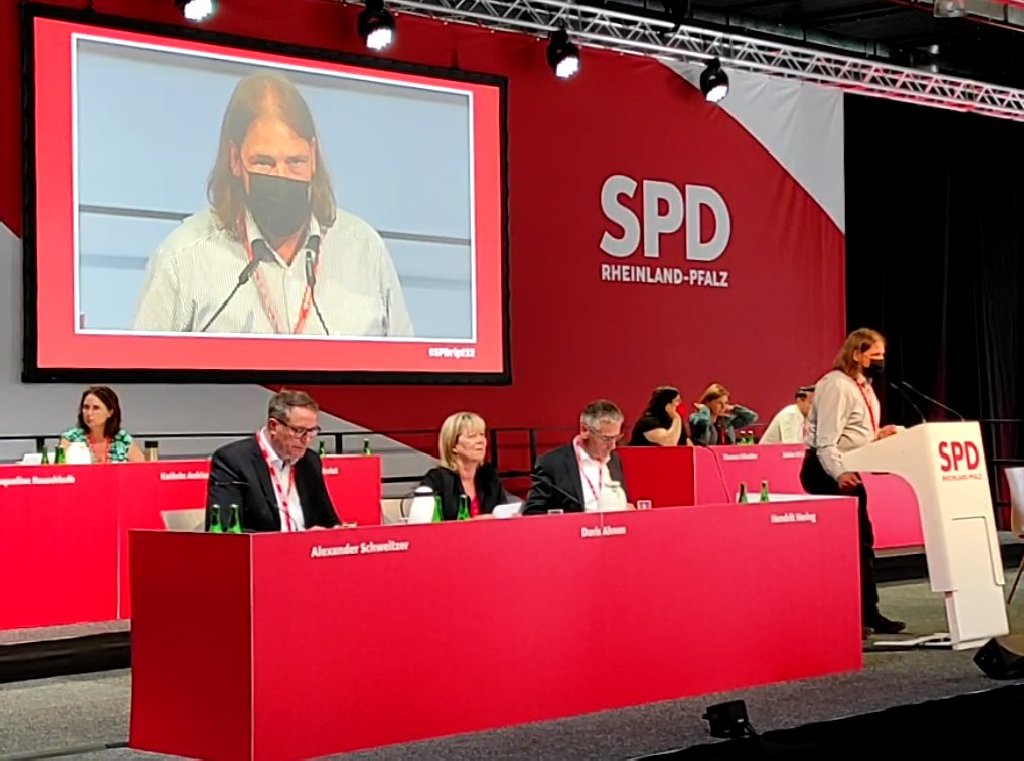SPD-RLP Landesparteitag 2022: Rede des AGS-RLP-Landesvorstandes Bernd Schellhaas vor dem Plenum